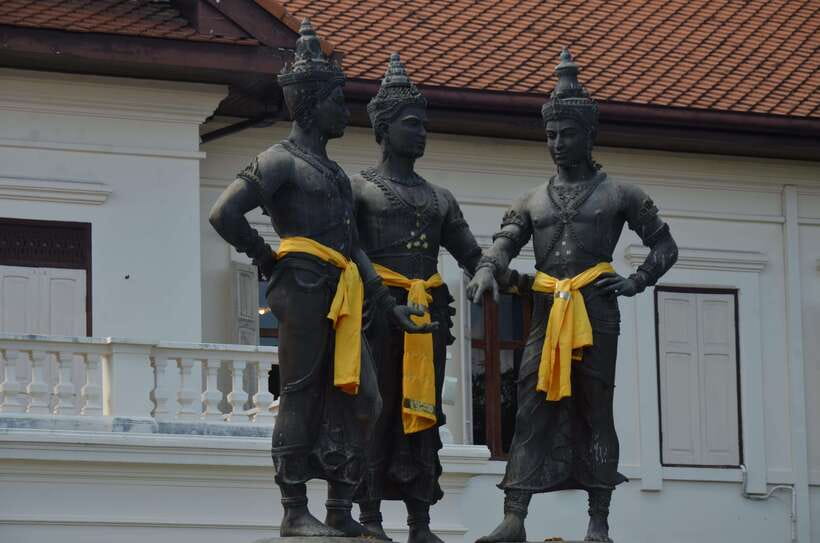 Chiang Mai: Historic Temples and City Guided Walking Tour - Pace, weather, and clothing
