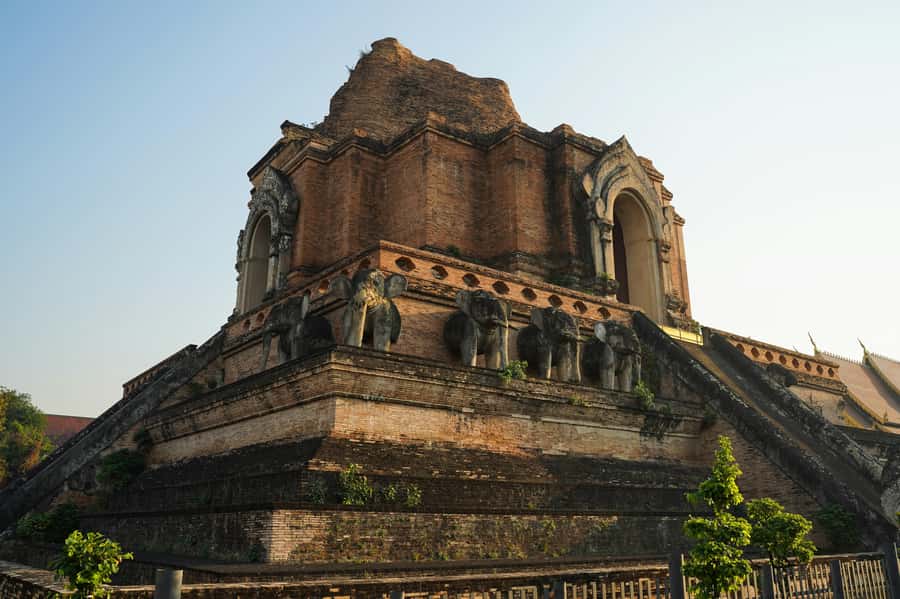 Chiang Mai Light: Tuk Tuk Night Tour with Temples & Markets - Wat Chedi Luang under the night sky
