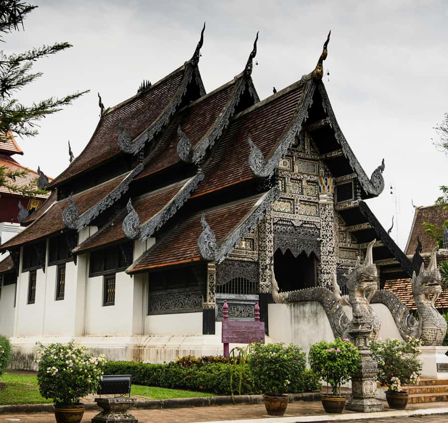 Chiang Mai Light: Tuk Tuk Night Tour with Temples & Markets - Wat Lok Moli adds a quieter temple stop