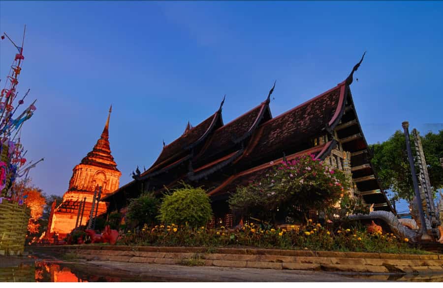 Chiang Mai Light: Tuk Tuk Night Tour with Temples & Markets - Chinatown is where the evening gets more local
