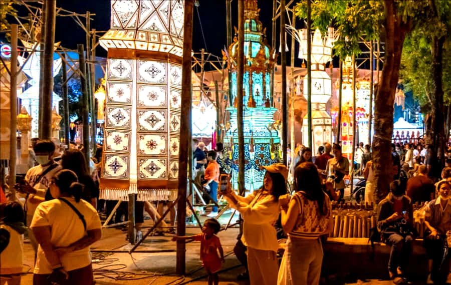 Chiang Mai Light: Tuk Tuk Night Tour with Temples & Markets - Chiang Mai Gate Market and the Flower Market