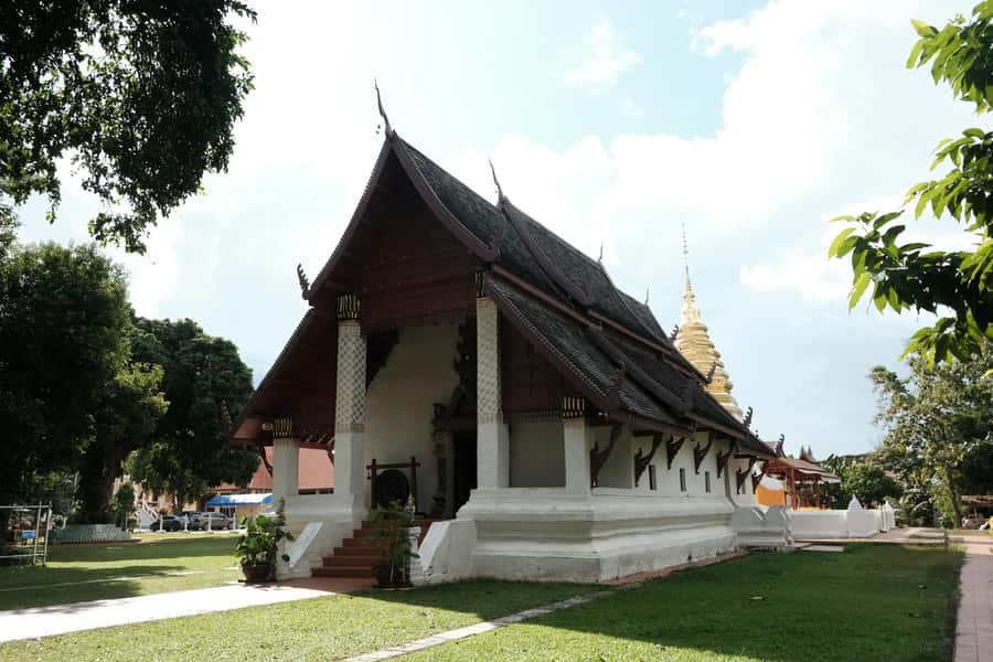 Chiang Mai Light: Tuk Tuk Night Tour with Temples & Markets - The Pink River ride adds a softer finish