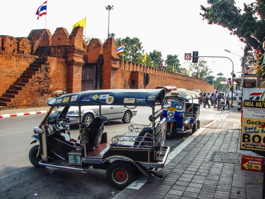 Chiang Mai: Private Tuk Tuk Tour of City Temples With Pickup - Three Kings Monument and Chiang Mai’s origin story
