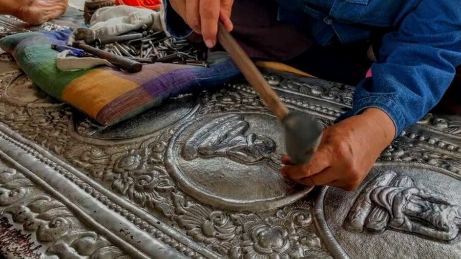 Chiang Mai: Silver Craftwork Temple Tour with Monk Meeting - Wat Sri Suphan and Chiang Mai’s silver tradition