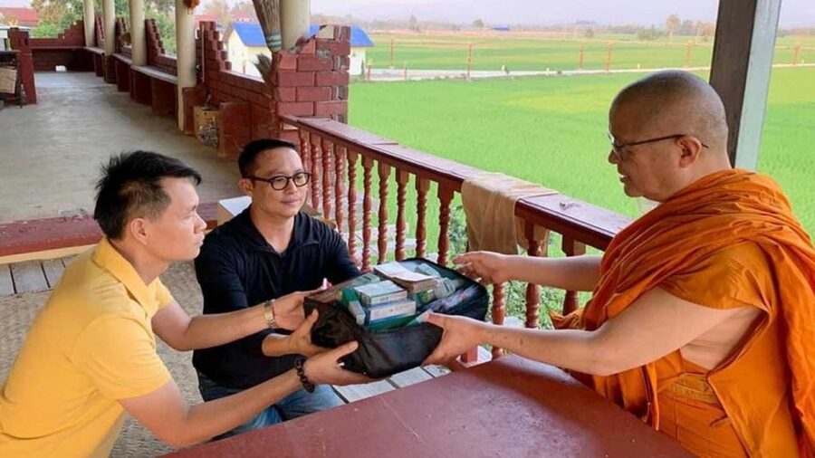 Chiang Mai: Silver Craftwork Temple Tour with Monk Meeting - Guides who add useful local context