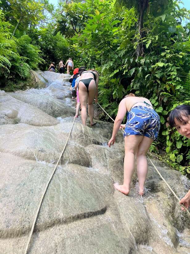 Chiang Mai: Sticky Waterfall scenic loop unseen lake &temple - Wat Phra That Doi Saket begins the morning