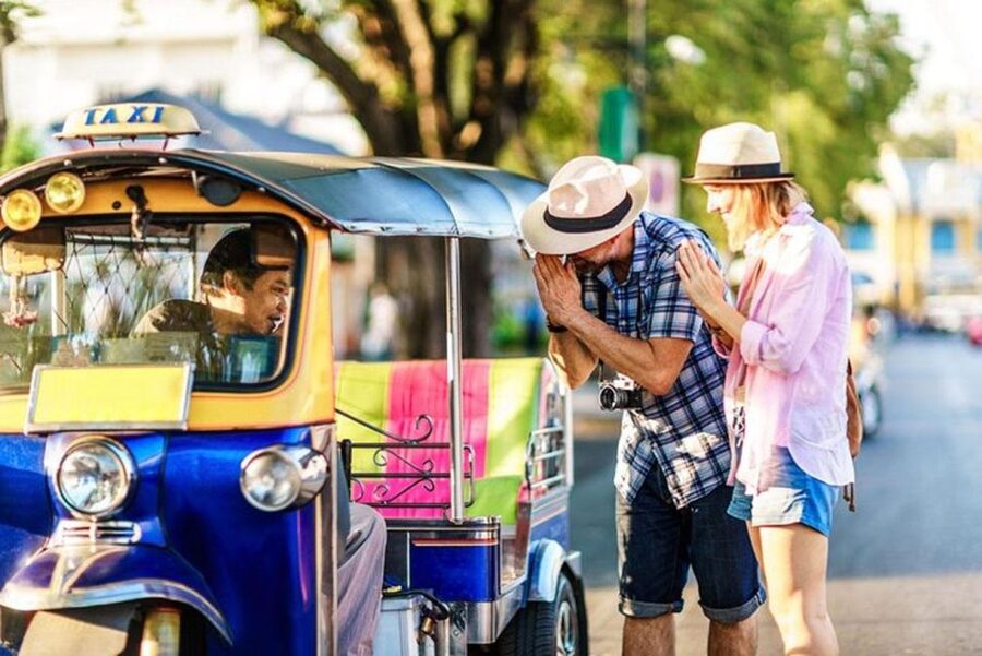 Chiang Mai: Temples and Street Food Night Tour by Tuk Tuk - Why this two-hour night route works