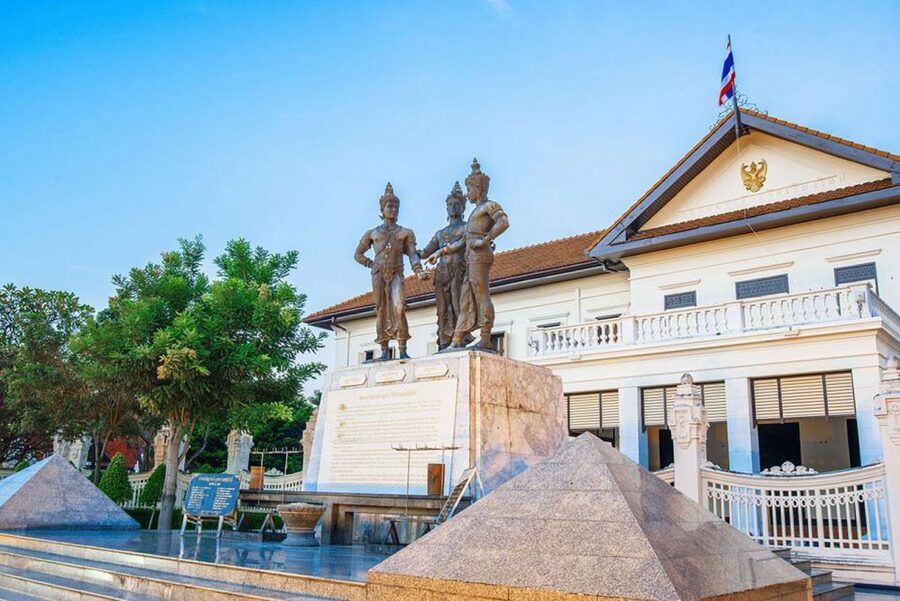 Chiang Mai: Temples and Street Food Night Tour by Tuk Tuk - Choosing between Mueang Mai and Warorot Market