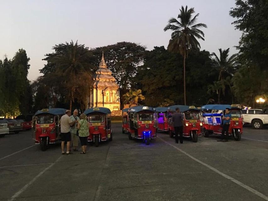 Chiang Mai: Temples and Street Food Night Tour by Tuk Tuk - What $41 really covers