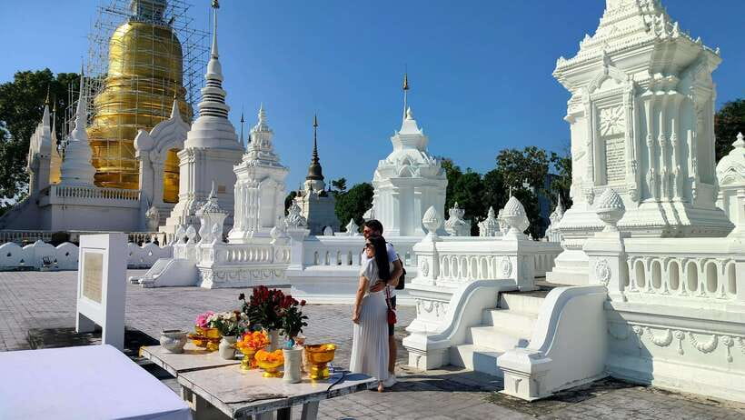 Chiang Mai: Tuk-Tuk Evening Tour with Temples & Street Foods - Wat Lok Moli and Chiang Mai’s Lanna character