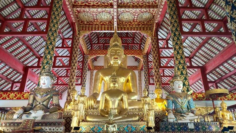 Chiang Mai: Tuk-Tuk Evening Tour with Temples & Street Foods - Pickup, clothing, and physical demands