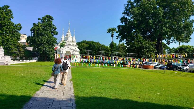 Chiang Mai: Tuk-Tuk Evening Tour with Temples & Street Foods - Should you book the Chiang Mai tuk-tuk evening tour?