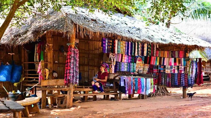 Chiang Mai: White and Blue Temples and Lalita Cafe - Thai lunch after the temple