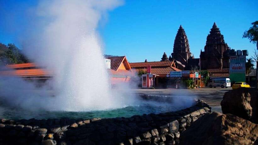 Chiang Mai: White, Blue & Big Buddha Temples in Chiang Rai - Lunch with Thai dishes