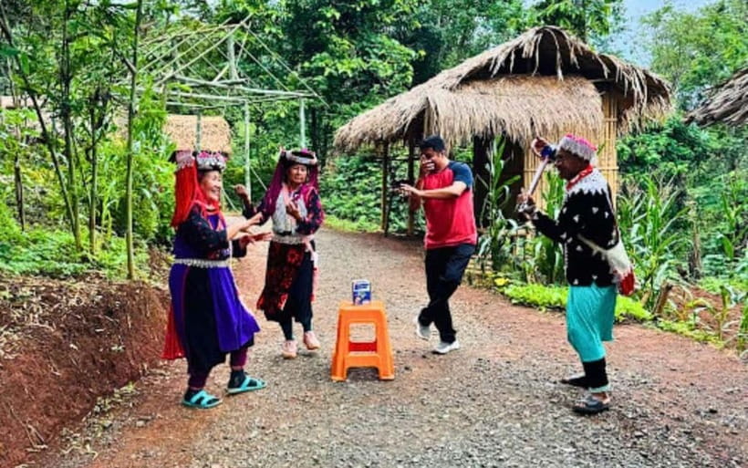 Chiang Mai: White & Blue Temples, Black House & Hill Tribes - The hill tribe stop and the Long Neck choice