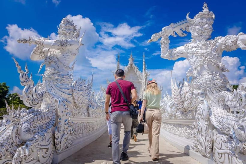 Chiang Mai: White, Red/Black & Blue Temples Tour with Lunch - Vans, group size and the real comfort level