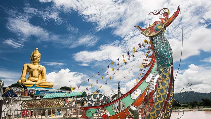 Chiang Rai: 3 Temples and Golden Triangle 1 Day Tour - Lunch before the Blue Temple