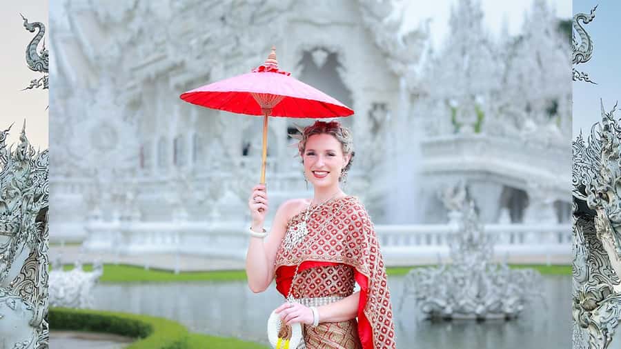 Chiang Rai:Photos of traditional Thai costumes,White Temple - Crossing to the temple for the two-hour shoot