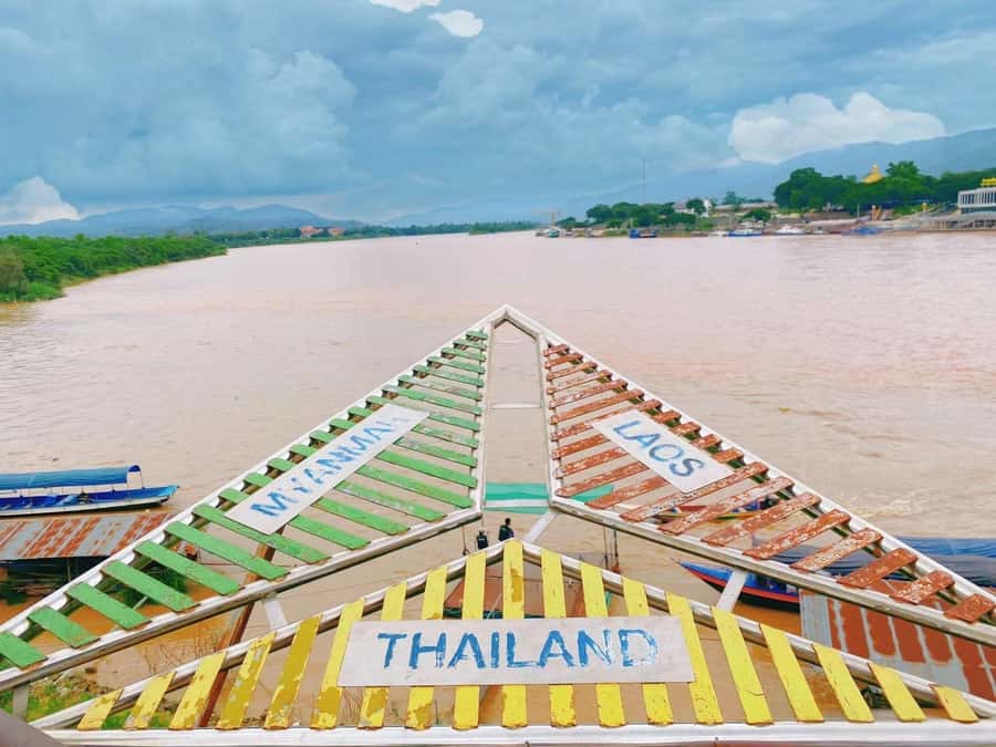 Chiang Rai Red Temple & Golden Triangle Boat Trip Free Lunch - Three Chiang Rai temples in one long day