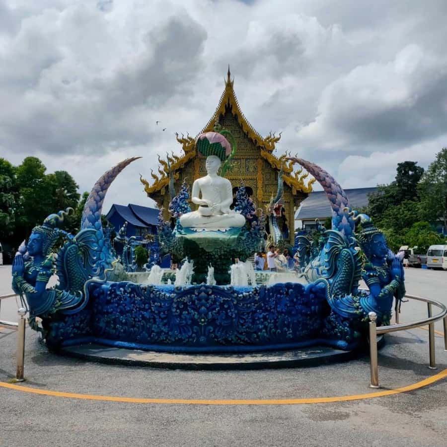 Chiang Rai: Temples Trip with Sang Kaew and Lalitta Cafe - Wat Rong Suea Ten, the Blue Temple