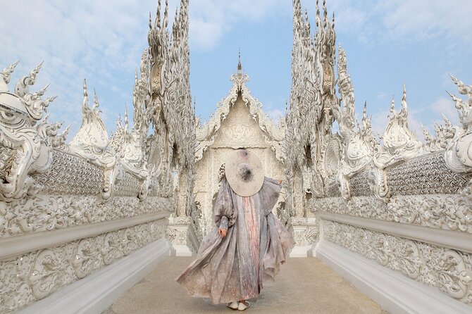Chiang Rai White Temple, Blue Temple and more from Chiang Mai - Three modern temples, one very long day