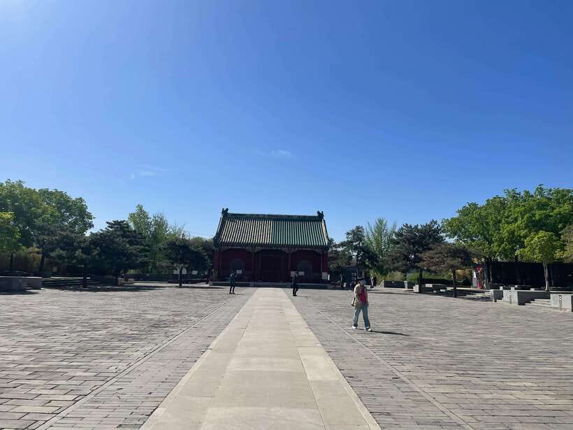 Chinese Kungfu class in old temple beside Forbidden Ci - Training kungfu beside an old royal temple