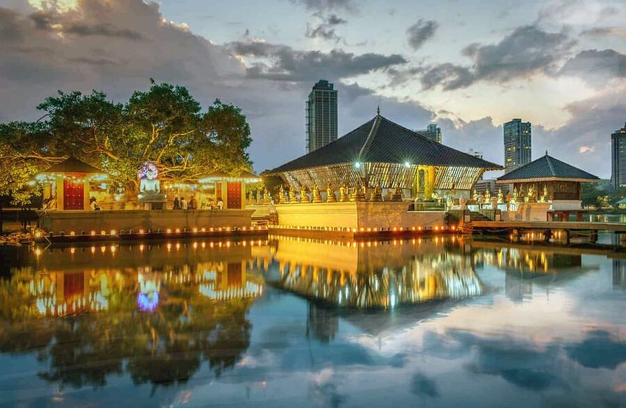 Colombo: One Day Private City Tour With Gangaramaya Temple - Pettah Market, the railway station, and the old commercial core