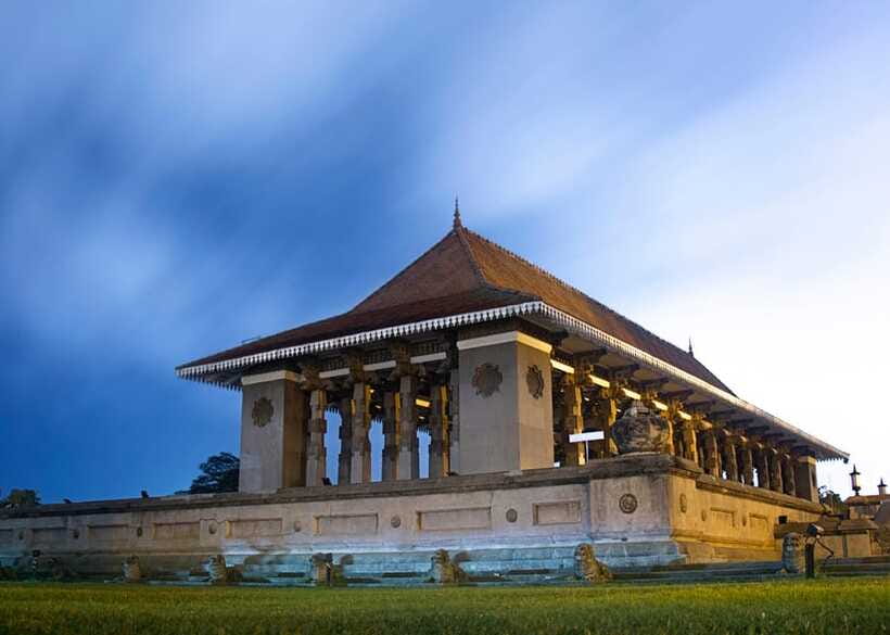 Colombo: One Day Private City Tour With Gangaramaya Temple - What the guide and transport add