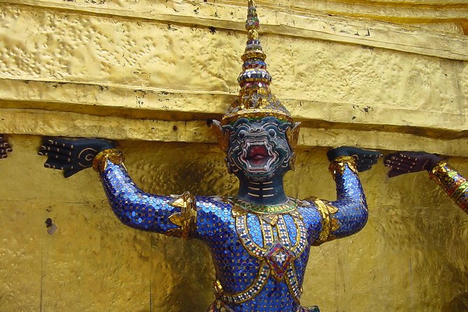 Damnern Saduak Floating Market, Grand Palace and Wat Phra Keo Tour from Bangkok - Wat Phra Keo and the Emerald Buddha