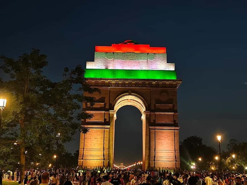 Delhi: Akshardham Temple, India Gate & Safdarjung Night Tour - India Gate under the evening lights