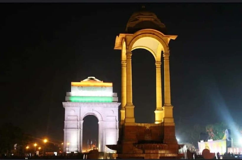 Delhi: Akshardham Temple, India Gate & Safdarjung Night Tour - Guides, language, and the private-car advantage