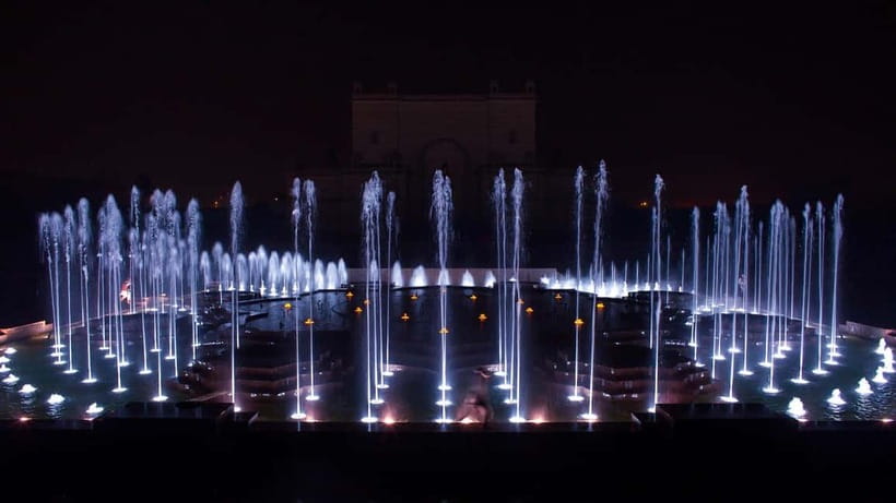 Delhi: Akshardham Temple Tour with Light and Water Show - Guides, languages, and the private format