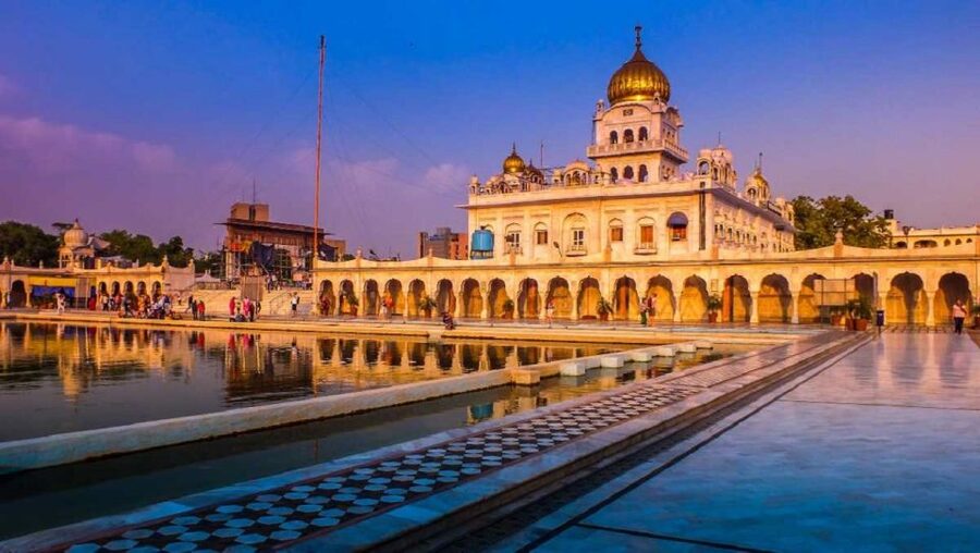 Delhi's Temples and Spiritual Sites Day Tour - Akshardham Mandir sets the tone