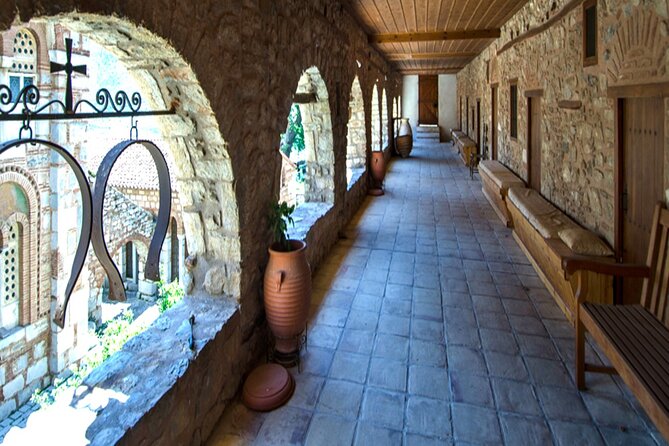 Delphi & Hosios Loukas Monastery Full Day Tour From Athens - Arachova adds a mountain village stop