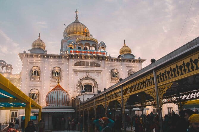 Divine Delhi: Full-Day Tour of Temples & Spiritual Sites - Bangla Sahib: a working place of Sikh service
