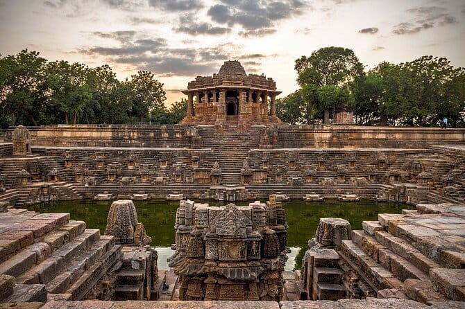 Easy Private Tour at Sun Temple and Rani Ki Vav by Car - What the price gives you, and what it does not