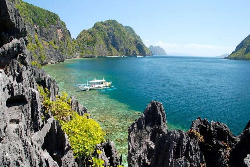 El Nido Island Hopping Tour C: Hidden Beaches & Shrine - Secret Beach and the small rock passage