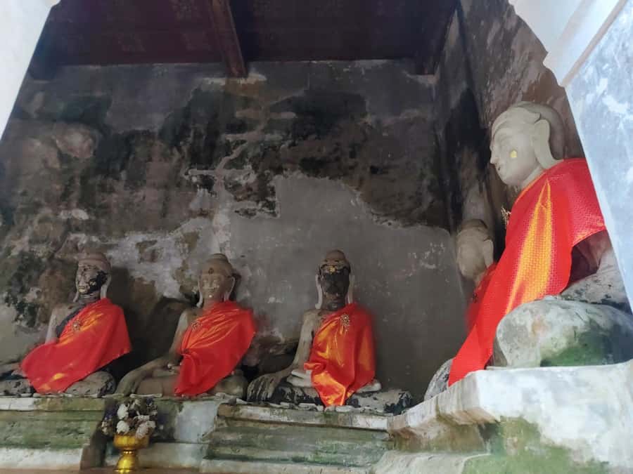 Ex-monk city & temples walking tour: (3.5 hours / 1.7 km.) - Starting at the Three Kings Monument