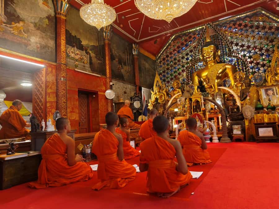 Ex-monk city & temples walking tour: (3.5 hours / 1.7 km.) - What the guide adds to the walk