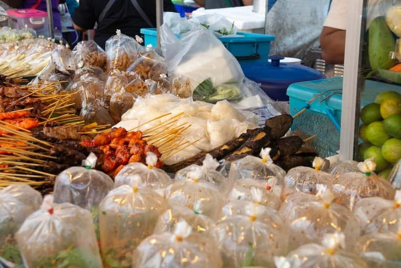 From Bangkok: Don Wai Market, Wat Samphran & Lotus Café Tour - Who will enjoy this day