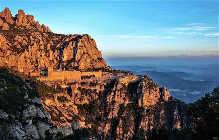 From Barcelona: Montserrat Monastery, Easy Hike, Cable Car - Meeting your guide on Passeig de Gràcia