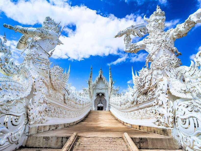 From Chiang Mai: Chiang Rai Famous Temples Guided Tour - A quick pause at Maekhachan Hot Spring