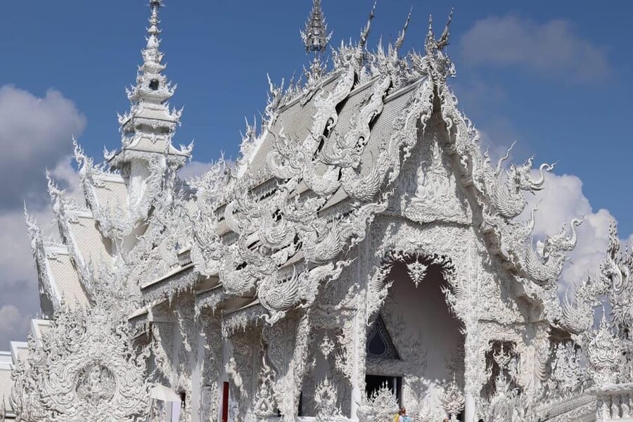 From Chiang Mai: Day Trip Chiang Rai White, Blue, Red Temple - The optional Longneck Karen Village visit
