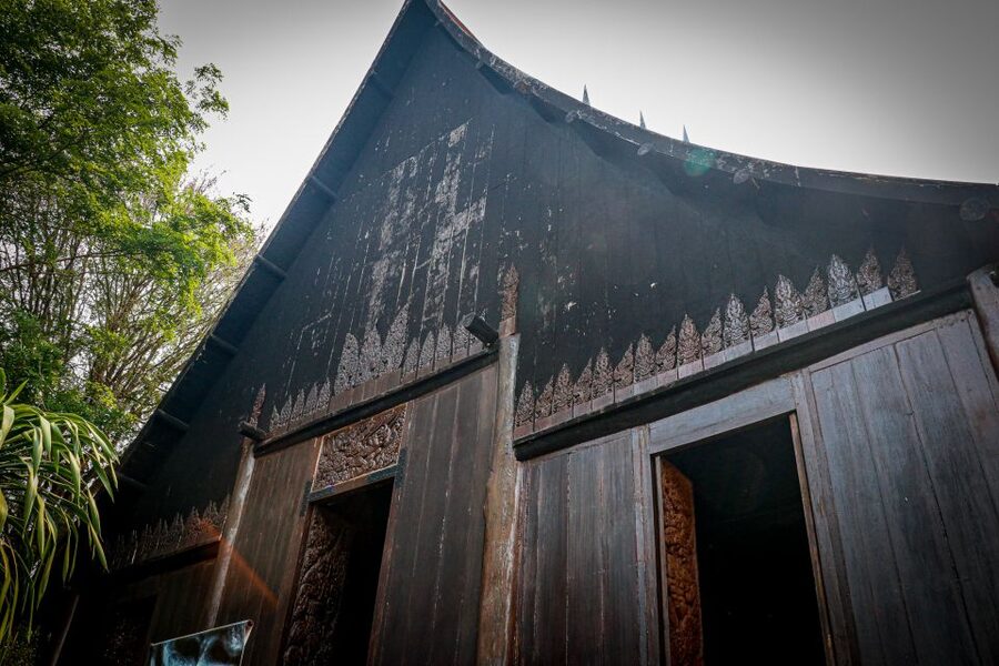 From Chiang Rai: Famous Temples and Golden Triangle Day Tour - The Black House and its darker mood