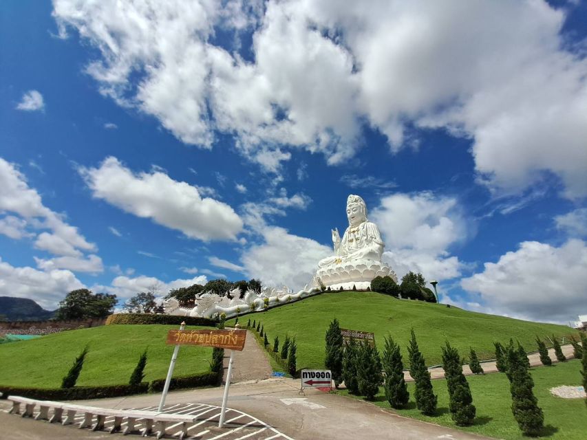 From Chiang Rai: Famous Temples and Golden Triangle Day Tour - Lunch, khao soi, and a proper break