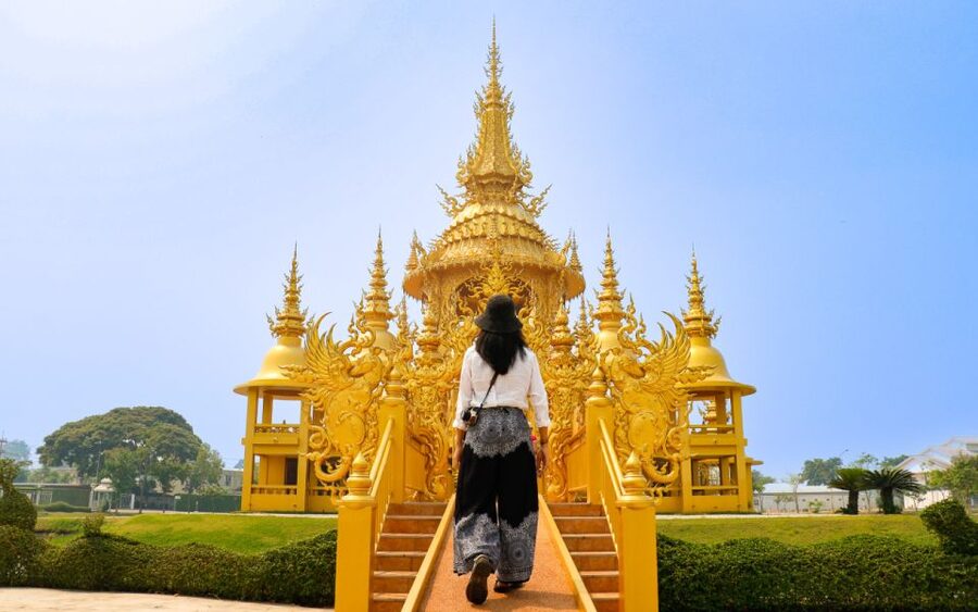 From Chiang Rai: Famous Temples and Golden Triangle Day Tour - Mae Sai, tea plantations, and Chiang Saen