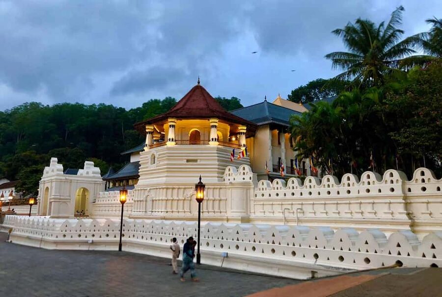 From Colombo: Kandy Temple of Tooth & Elephant Orphanage - A long road to Kandy from Colombo
