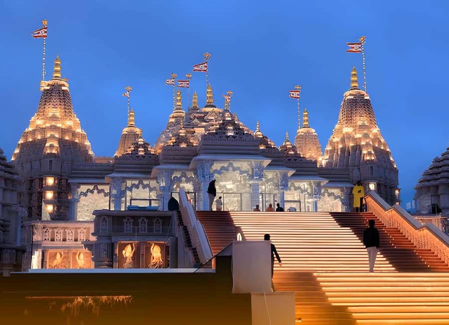 From Dubai: BAPS Hindu Temple And Sheikh Zayed Mosque Tour - What the guides add to the day