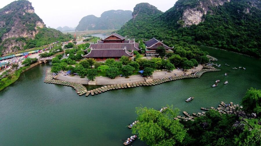 From Hanoi: Trang An & Bai Dinh Pagoda Full-Day Private Tour - The long road from Hanoi to Ninh Binh