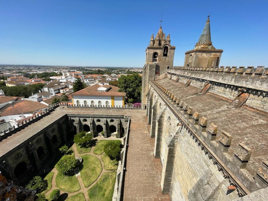 From Lisbon: Évora, Chapel of Bones, & Roman Temple Tour - Praça do Giraldo, lunch, and breathing room